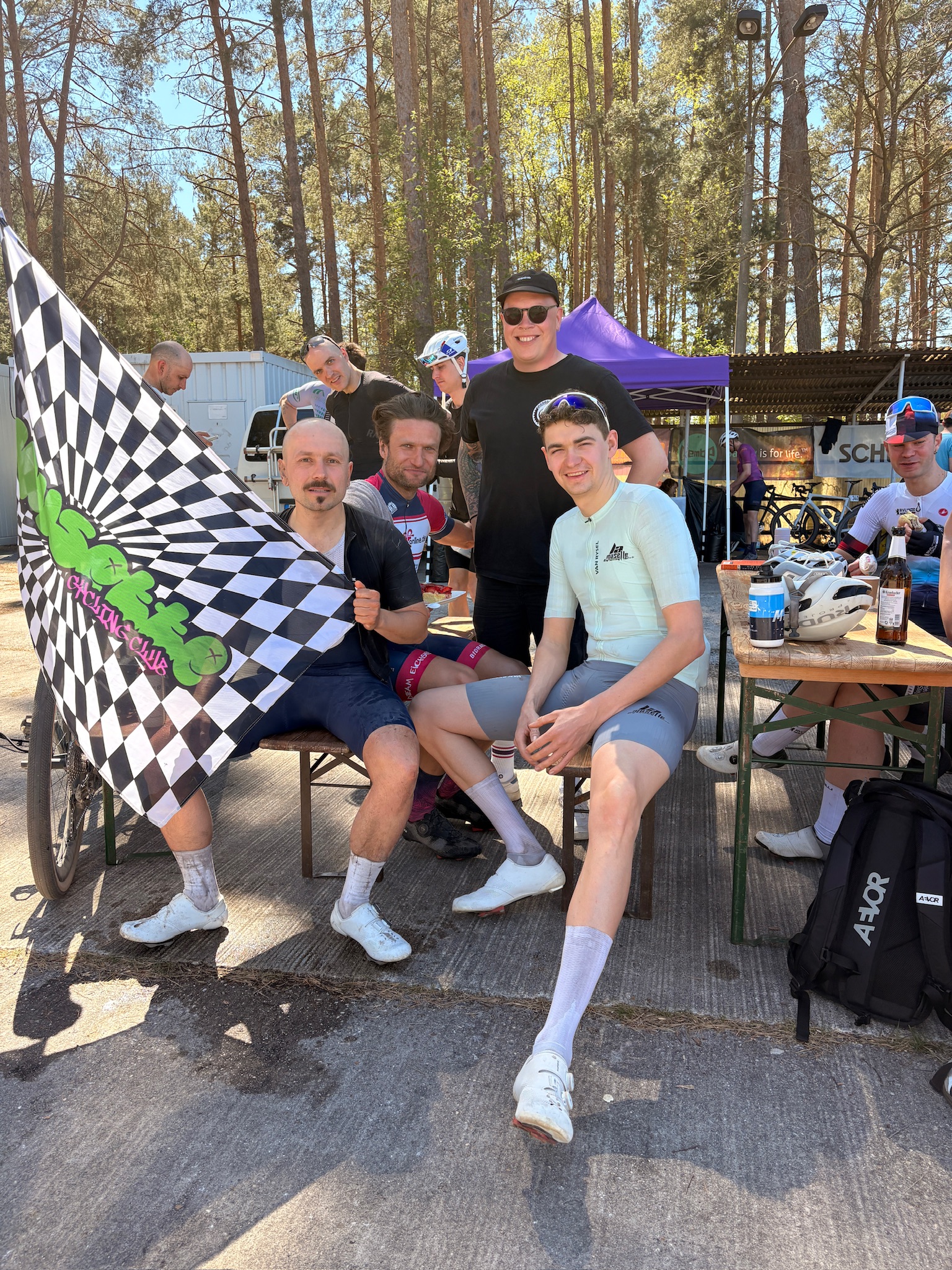 Club-Treffen mit Flagge